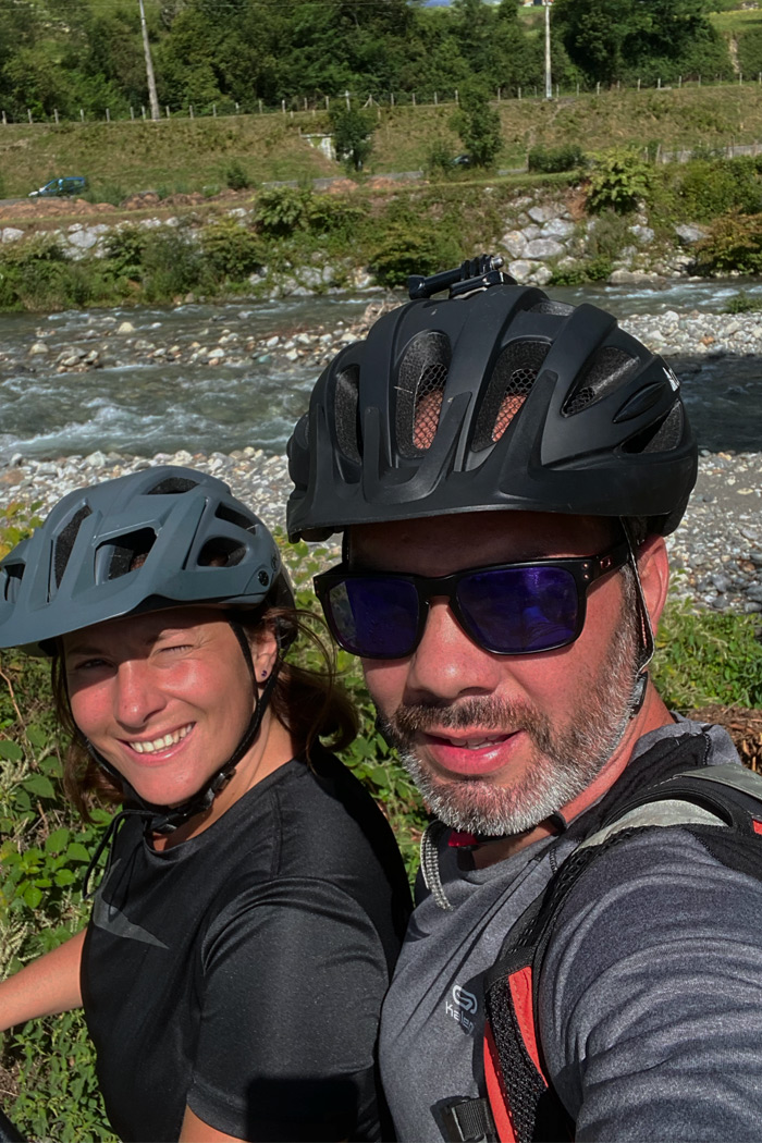 Vélo au bord de la rivière - Activités en Famille