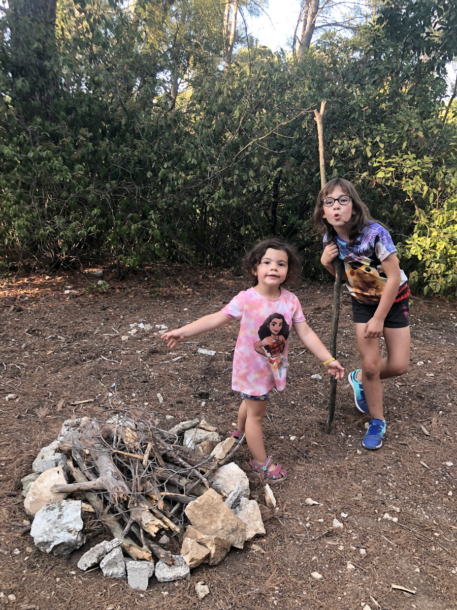 Top 10 des activités à faire en famille en Automne - fabrication de cabanes en bois